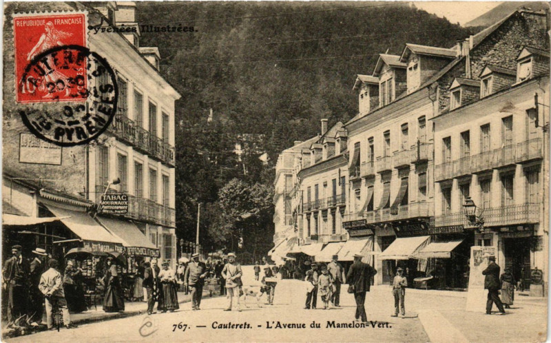 Carte postale ancienne Cauterets L'Avenue du Mamelon Vert à Cauterets