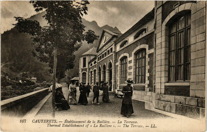 Carte postale ancienne Cauterets Etabl. de la RAIllere-La Terrasse à Cauterets