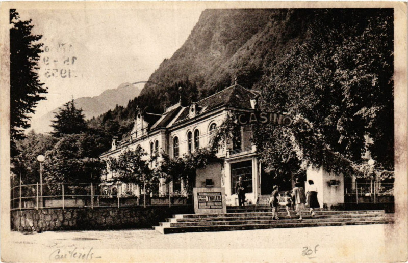 Carte postale ancienne Cauterets Entrée du Casino à Cauterets