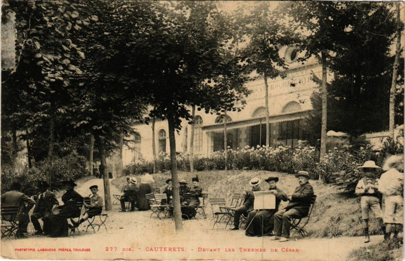 Carte postale ancienne Cauterets devant les tHERMes de Cesar à Cauterets