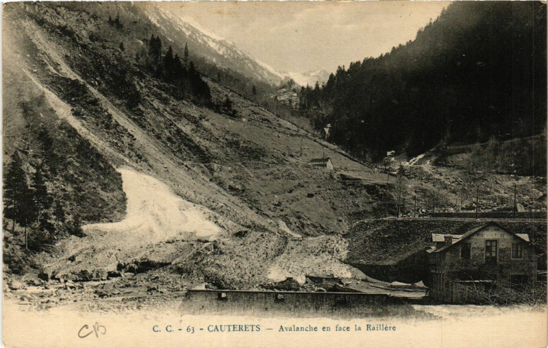 Carte postale ancienne Cauterets Avalanche en face la RAIllere à Cauterets