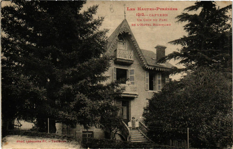 Carte postale ancienne Capvern Un coin du Parc de l'Hotel Richelieu à Capvern