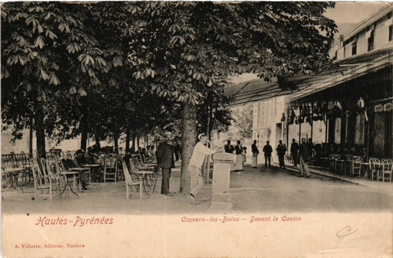 Carte postale ancienne Capvern-les-Bains Devant le Casino à Capvern