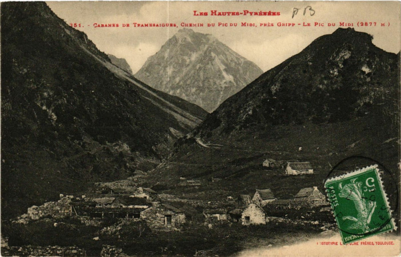 Carte postale ancienne Cabanes de Tramesaigues Chemin du Pic du Midi-Le Pic du Midi