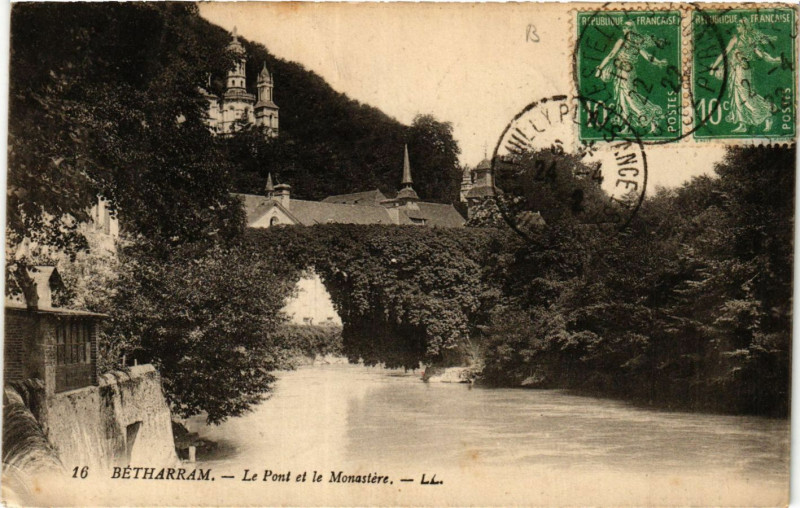 Carte postale ancienne Betharram Le Pont et le Monastere