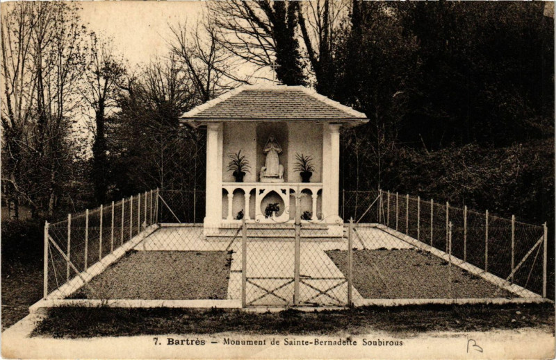 Carte postale ancienne Bartres Monument de Sainte-Bernadette Soubirous à Bartrès