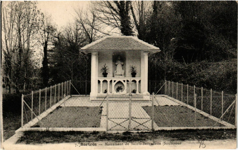 Carte postale ancienne Bartres Monument de Sainte-Bernadette Soubirous à Bartrès