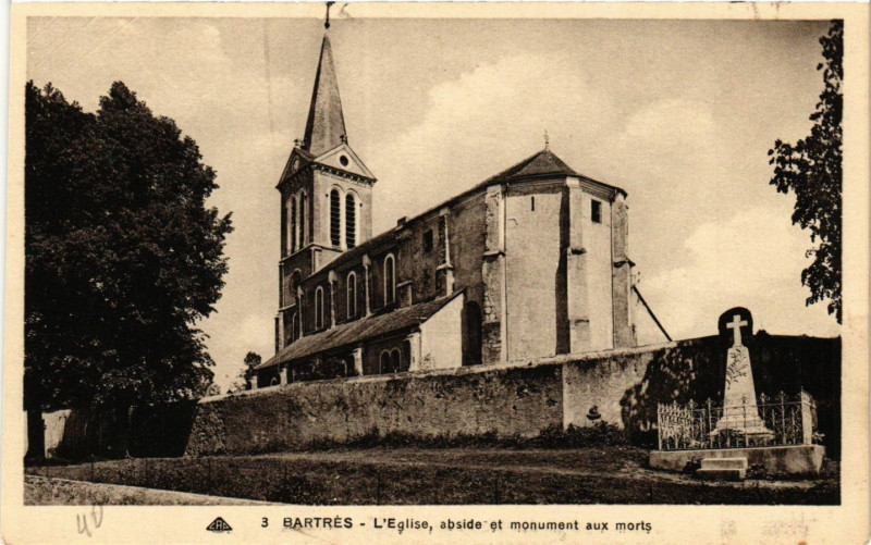 Carte postale ancienne Bartres L'Eglise abside et monument aux morts à Bartrès
