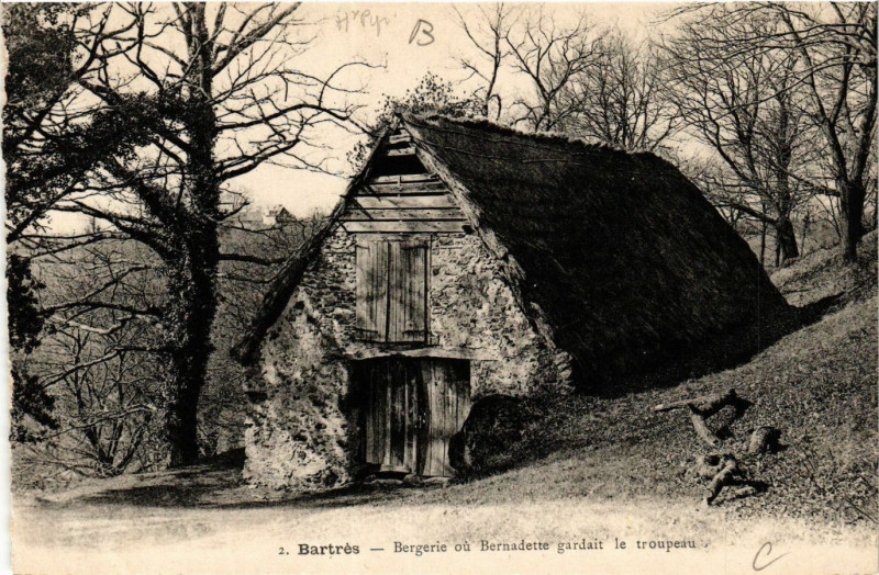 Carte postale ancienne Bartres Bergerie aou Bernadette gardait le troupeau à Bartrès