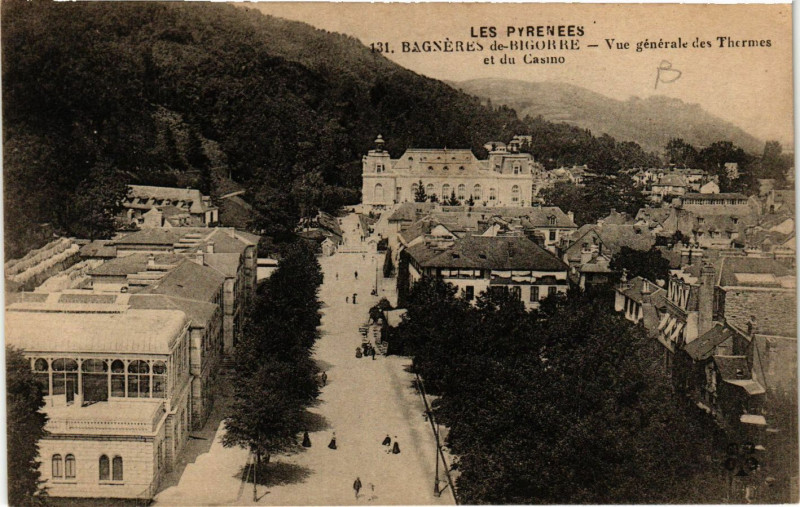 Carte postale ancienne Bagneres-de-Bigorre Vue générale des THERMes et du Casino à Bagnères-de-Bigorre