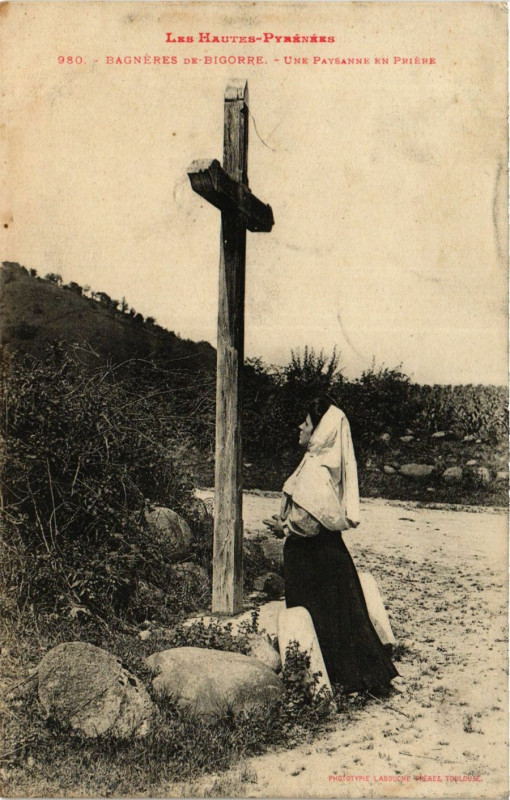 Carte postale ancienne Bagneres-de-Bigorre Une Paysanne en Priere à Bagnères-de-Bigorre