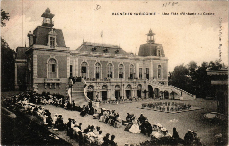 Carte postale ancienne Bagneres-de-Bigorre Une fete d'Enfants au Casino à Bagnères-de-Bigorre