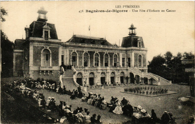 Carte postale ancienne Bagneres-de-Bigorre Une Fete d'Enfants au Casino à Bagnères-de-Bigorre