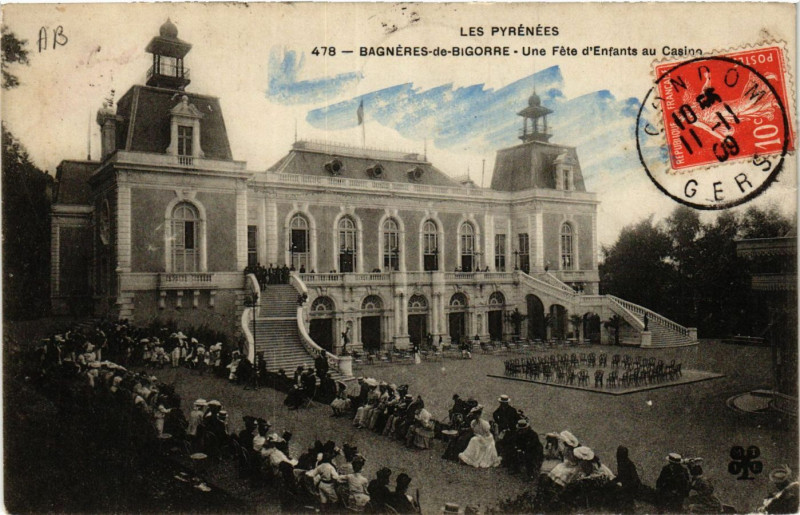 Carte postale ancienne Bagneres-de-Bigorre Une fete d'Enfants au Casino à Bagnères-de-Bigorre