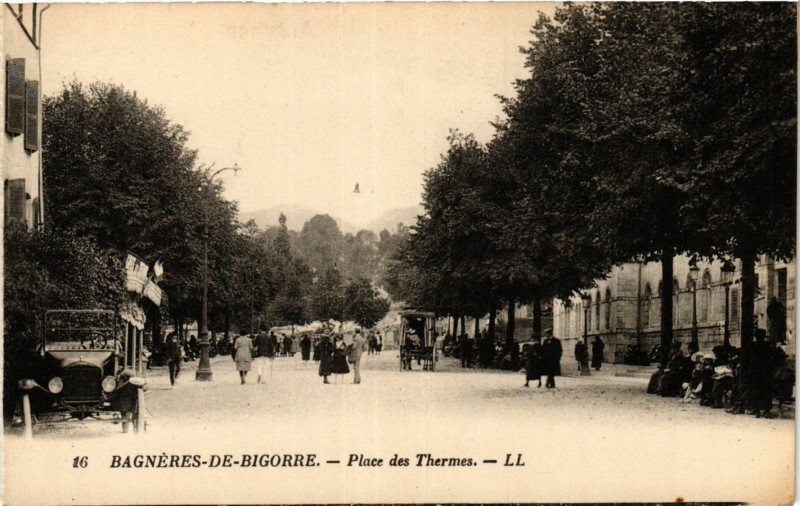 Carte postale ancienne Bagneres-de-Bigorre Place des THERMes à Bagnères-de-Bigorre