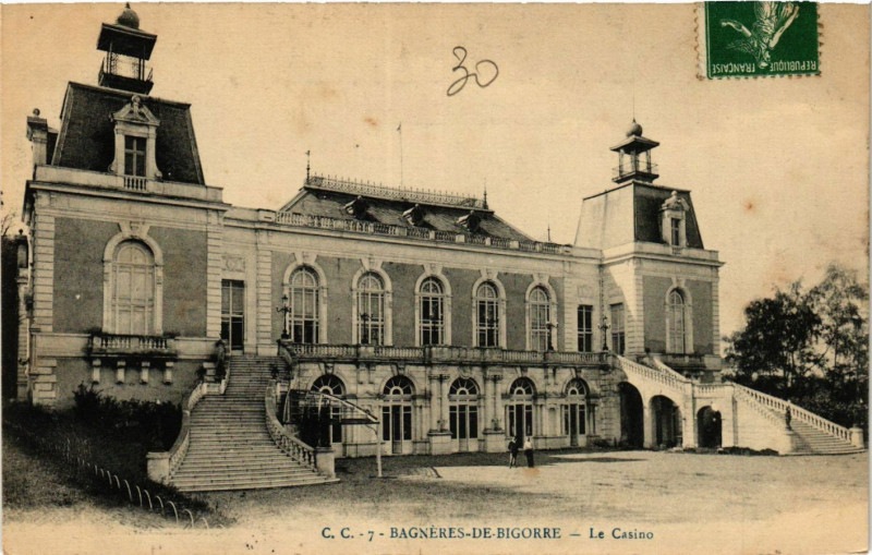 Carte postale ancienne Bagneres-de-Bigorre Le Casino à Bagnères-de-Bigorre