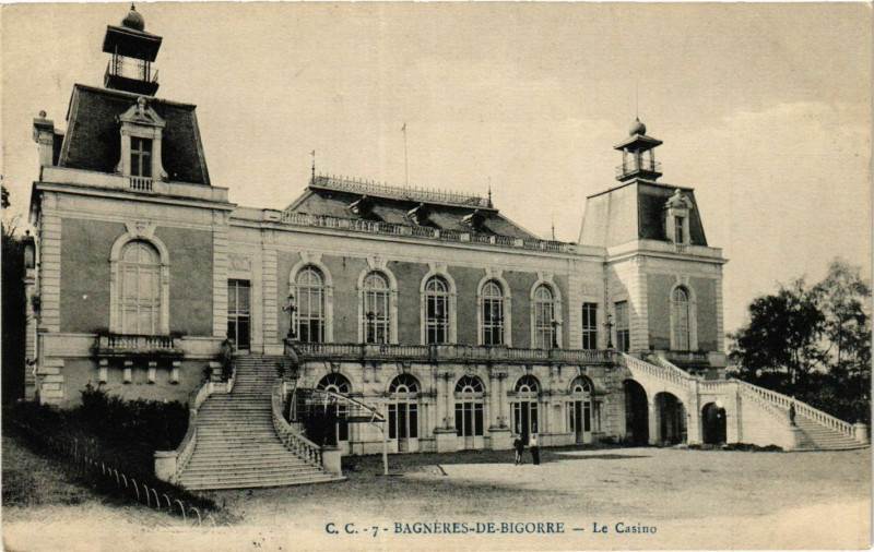Carte postale ancienne Bagneres-de-Bigorre Le Casino à Bagnères-de-Bigorre