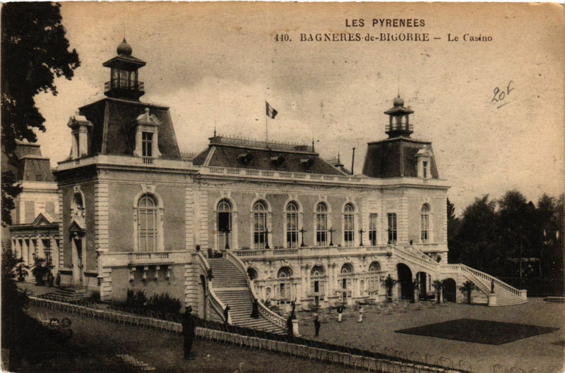 Carte postale ancienne Bagneres-de-Bigorre Le Casino à Bagnères-de-Bigorre