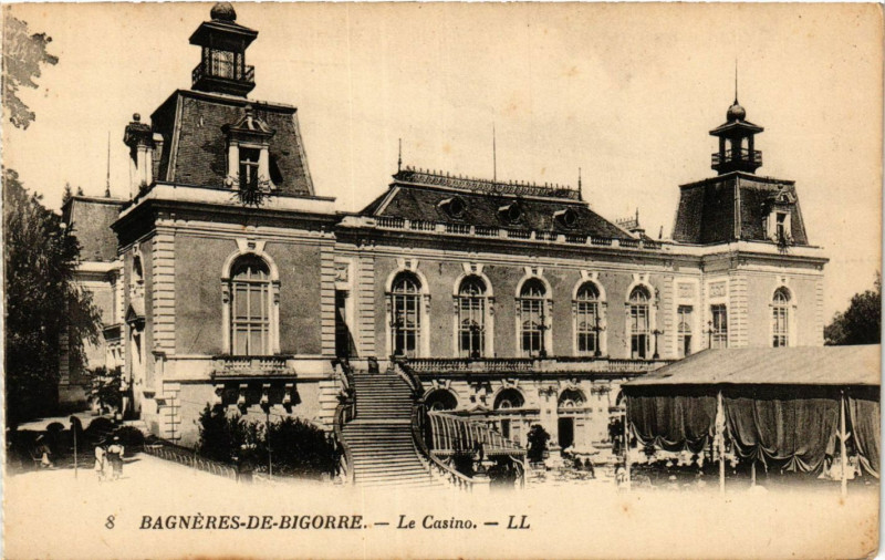 Carte postale ancienne Bagneres-de-Bigorre Le Casino à Bagnères-de-Bigorre