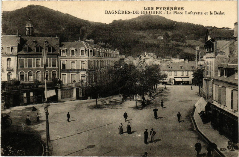 Carte postale ancienne Bagneres-de-Bigorre La Place Lafayette et le Bedat à Bagnères-de-Bigorre