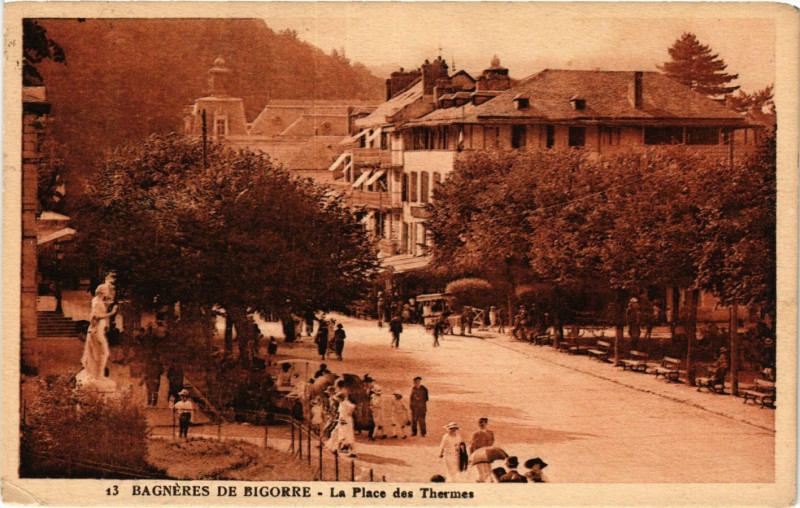 Carte postale ancienne Bagneres-de-Bigorre La Place des THERMes à Bagnères-de-Bigorre