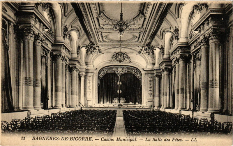 Carte postale ancienne Bagneres-de-Bigorre Casino Municipal-La Salle des Fetes à Bagnères-de-Bigorre