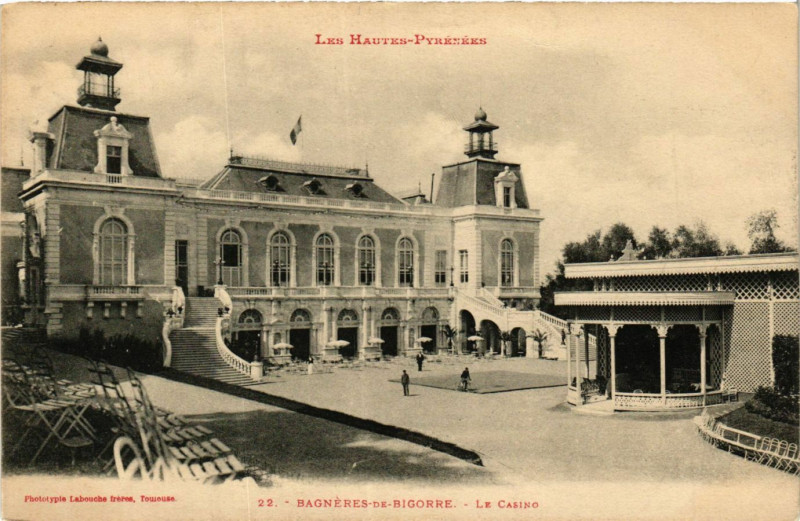 Carte postale ancienne Bagneres-de-Bigorre Le Casino à Bagnères-de-Bigorre
