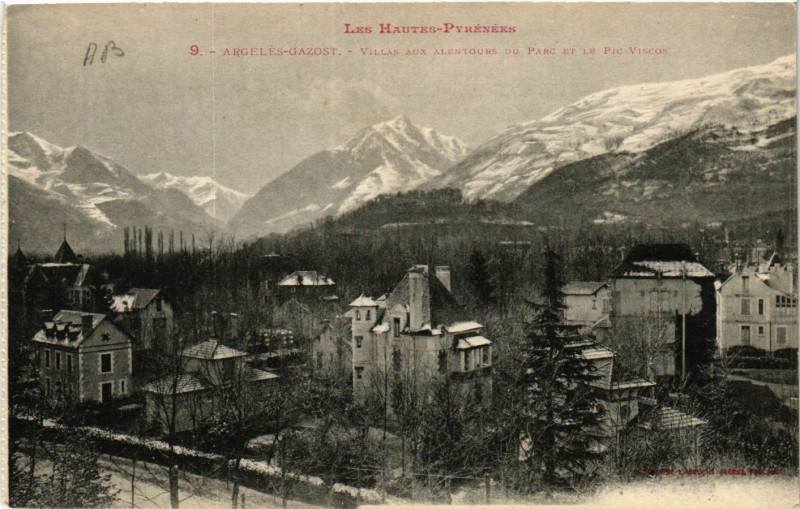 Carte postale ancienne Argeles-Gazost Villas aux Alentours du Parc et le Pic Viscos à Argelès-Gazost