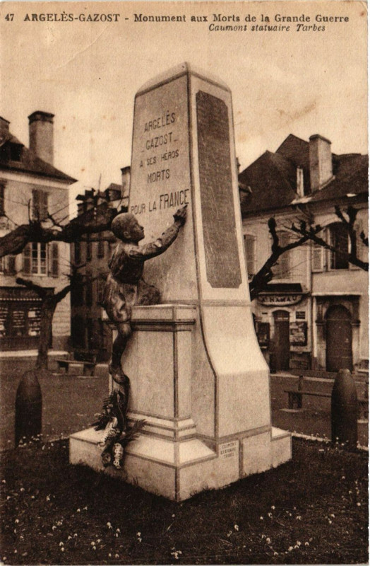 Carte postale ancienne Argeles-Gazost Monument aux Morts de la Grande Guerre à Argelès-Gazost