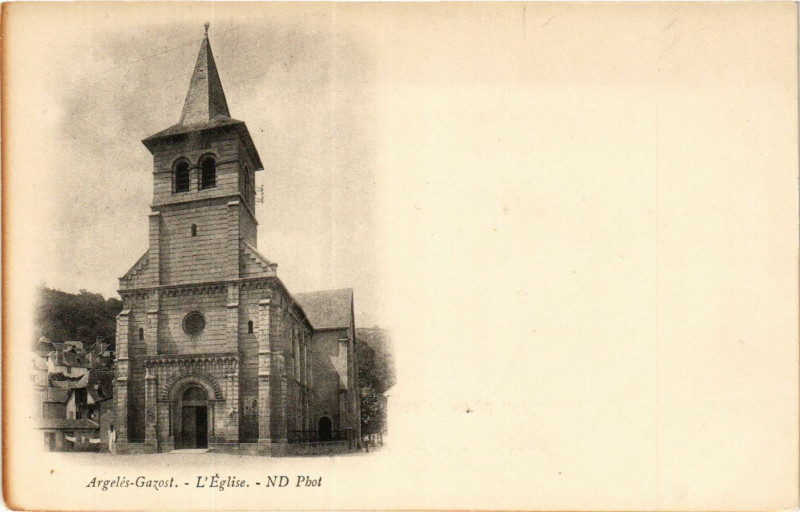 Carte postale ancienne Argeles-Gazost L'Eglise à Argelès-Gazost