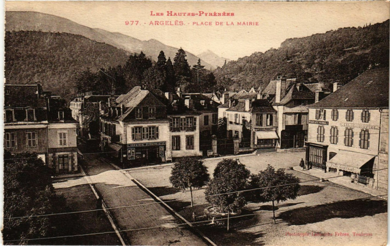 Carte postale ancienne Argeles Place de la Mairie