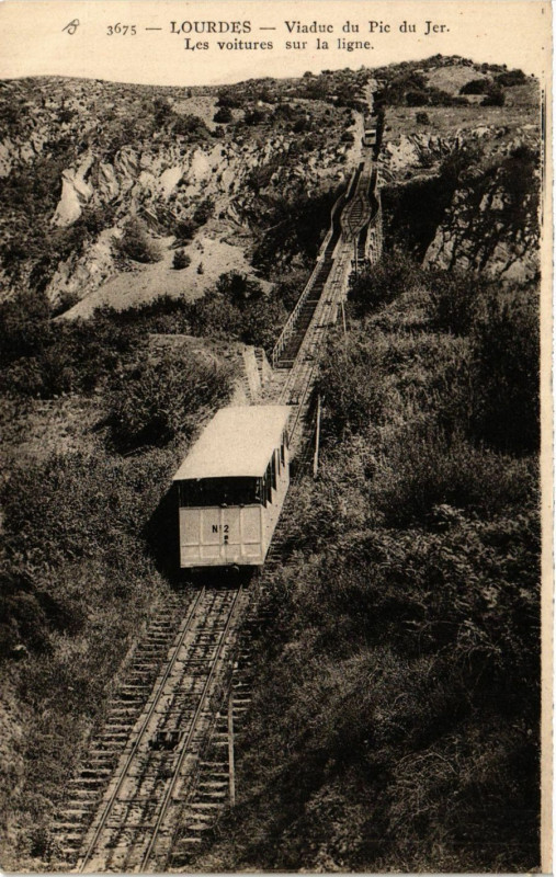 Carte postale ancienne Lourdes Viaduc du Pic du Jer-Les voitures sur la ligne à Lourdes