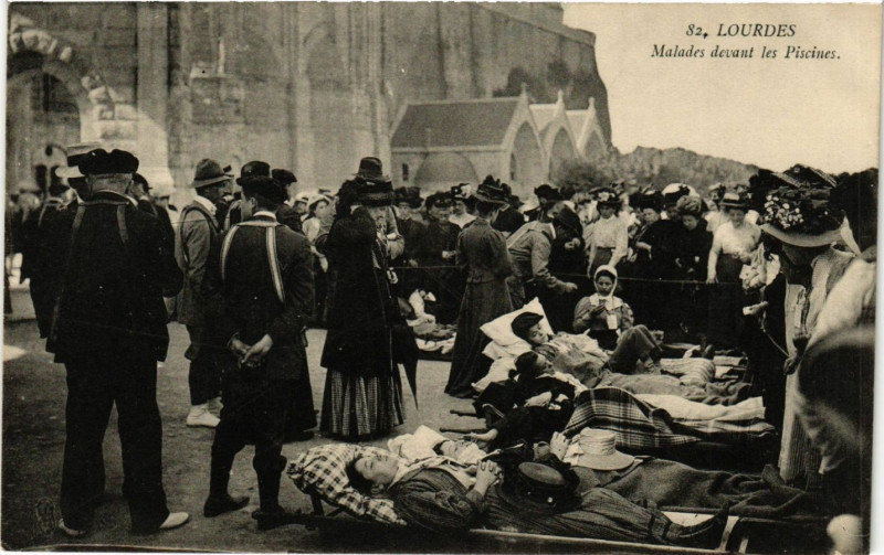 Carte postale ancienne Lourdes Malades devant les Piscines à Lourdes