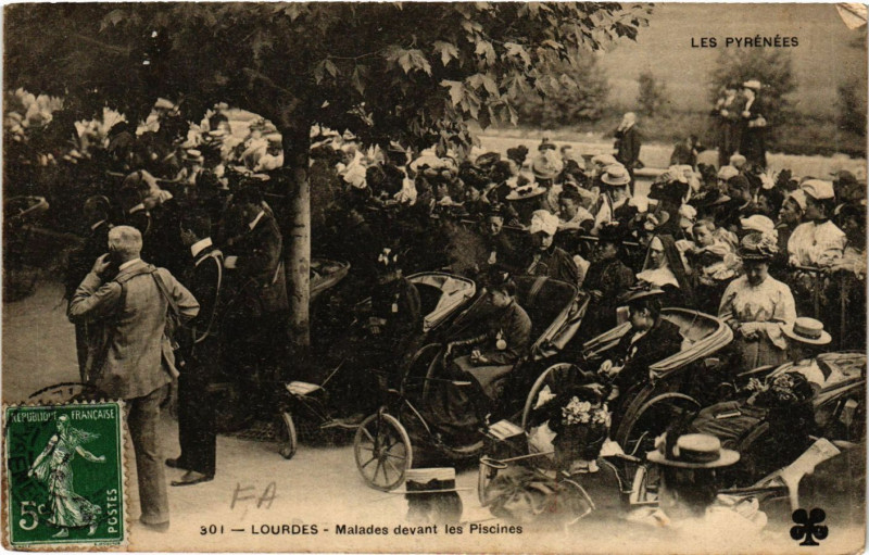 Carte postale ancienne Lourdes Malades devant les Piscines à Lourdes