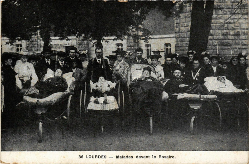 Carte postale ancienne Lourdes Malades devant le Rosaire à Lourdes