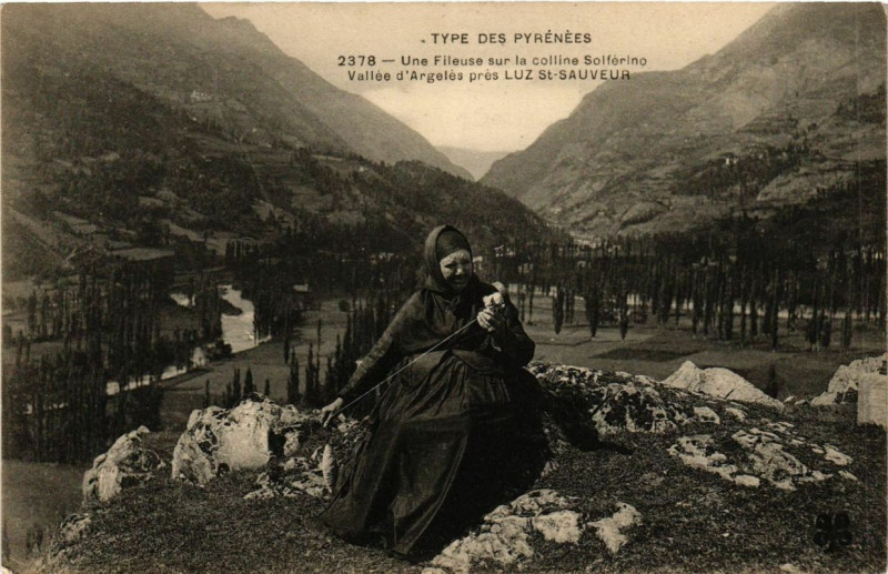 Carte postale ancienne Types des PYRENéeS Une Fileuse sur la colline Solferino