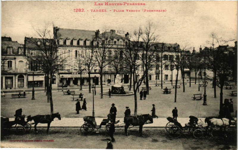 Carte postale ancienne Tarbes Place Verdun à Tarbes