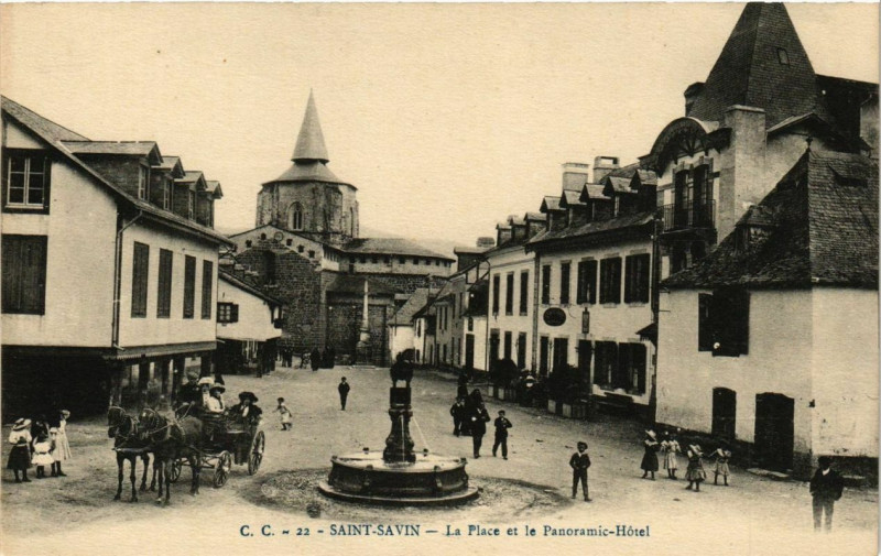 Carte postale ancienne Saint-Savin La Place et le Panoramic Hotel à Saint-Savin