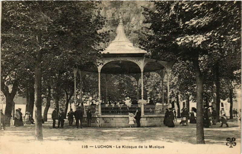 Carte postale ancienne Luchon Le Kiosque de la Musique à Luc