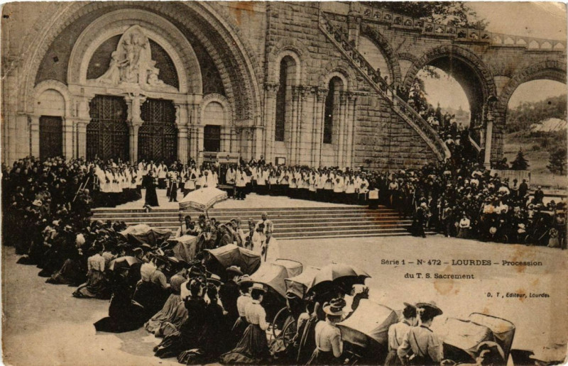 Carte postale ancienne Lourdes Procession du T.S. Sacrement à Lourdes