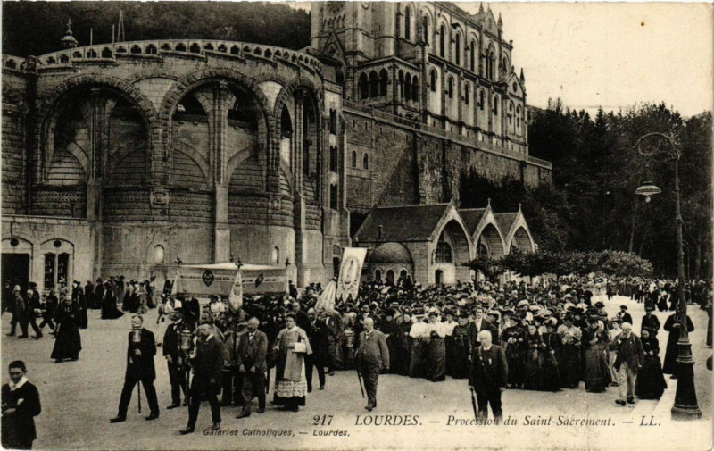 Carte postale ancienne Lourdes Procession du Saint-Sacrement à Lourdes