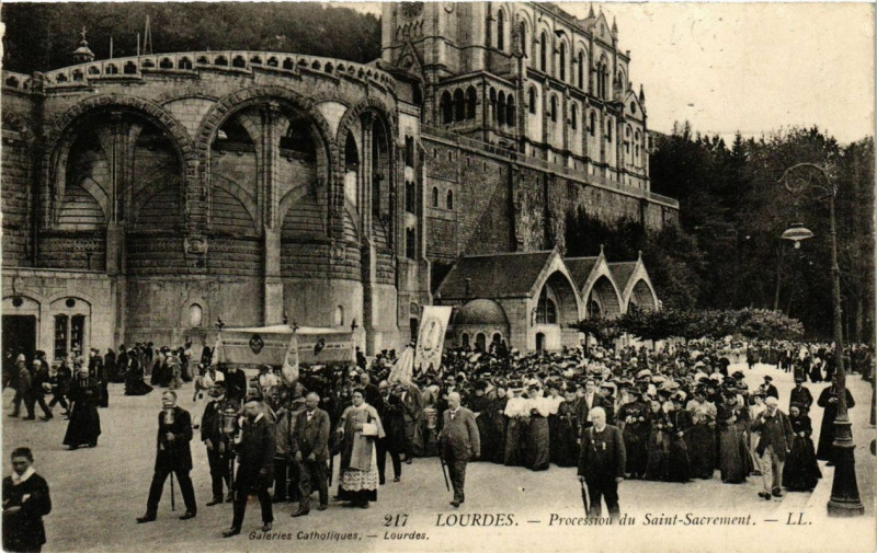 Carte postale ancienne Lourdes Procession du Saint-Sacrement à Lourdes