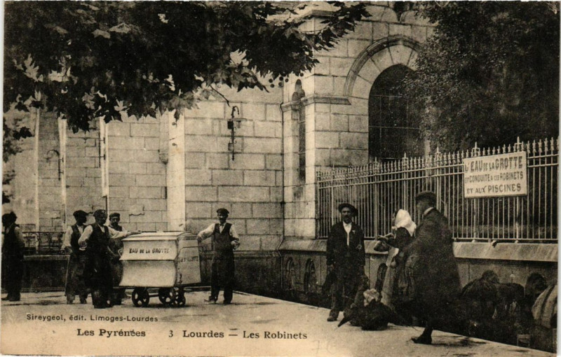 Carte postale ancienne Lourdes Les Robinets à Lourdes