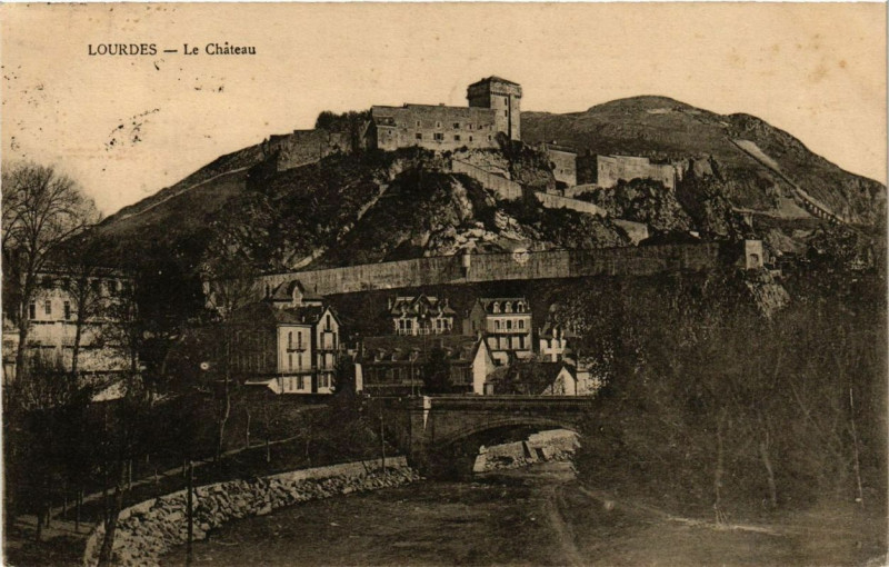 Carte postale ancienne Lourdes Le Chateau à Lourdes