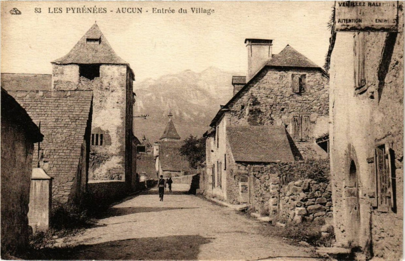 Carte postale ancienne Les Pyrenées Aucun Entrée du Village à Aucun