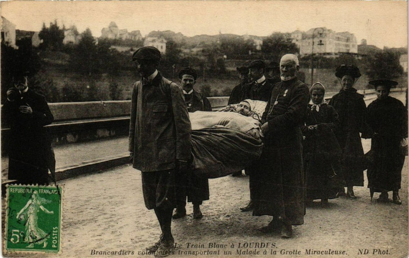 Carte postale ancienne Le Train Balnc a Lourdes Bancardiers volontaires à Lourdes