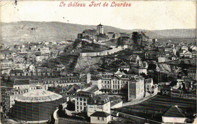Carte postale ancienne Le Chateau Fort de Lourdes à Lourdes