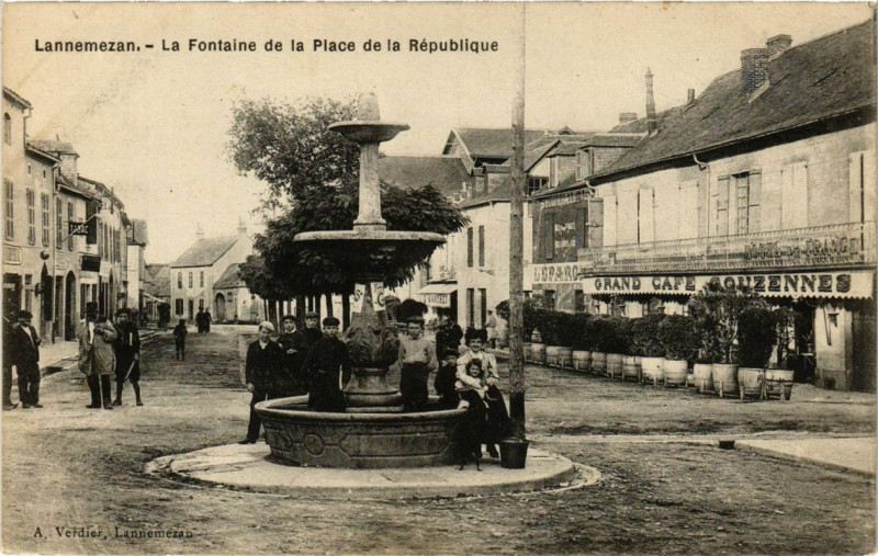 Carte postale ancienne Lannemezan La Fontaine de la Place de la Republique à Lannemezan