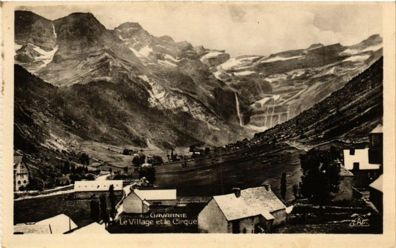 Carte postale ancienne Gavarnie Le Village et le Cirque
