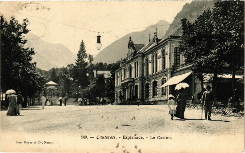 Carte postale ancienne Cauterets Esplanade - Le Casino à Cauterets